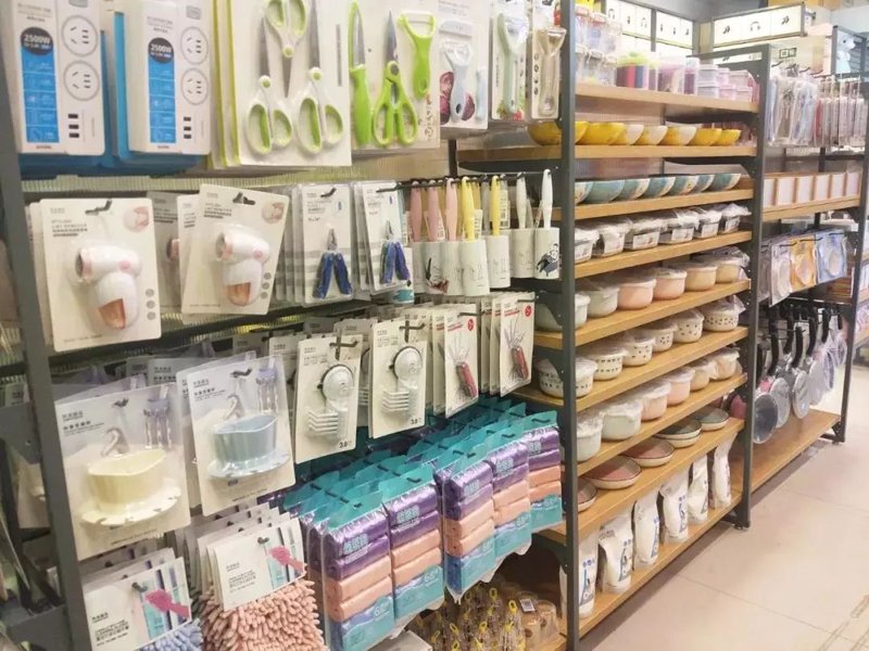 日用百货里有没有服装？让我们一起探究。