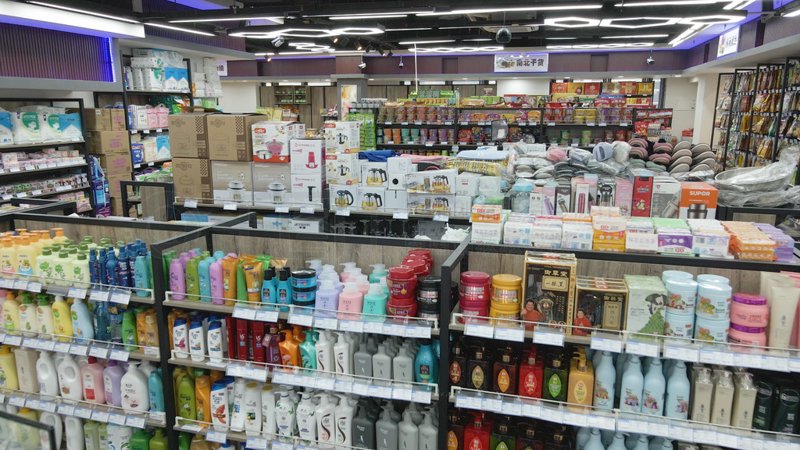 日用百货中的“服装”算不算呢？今天我们就来深入探讨一下。